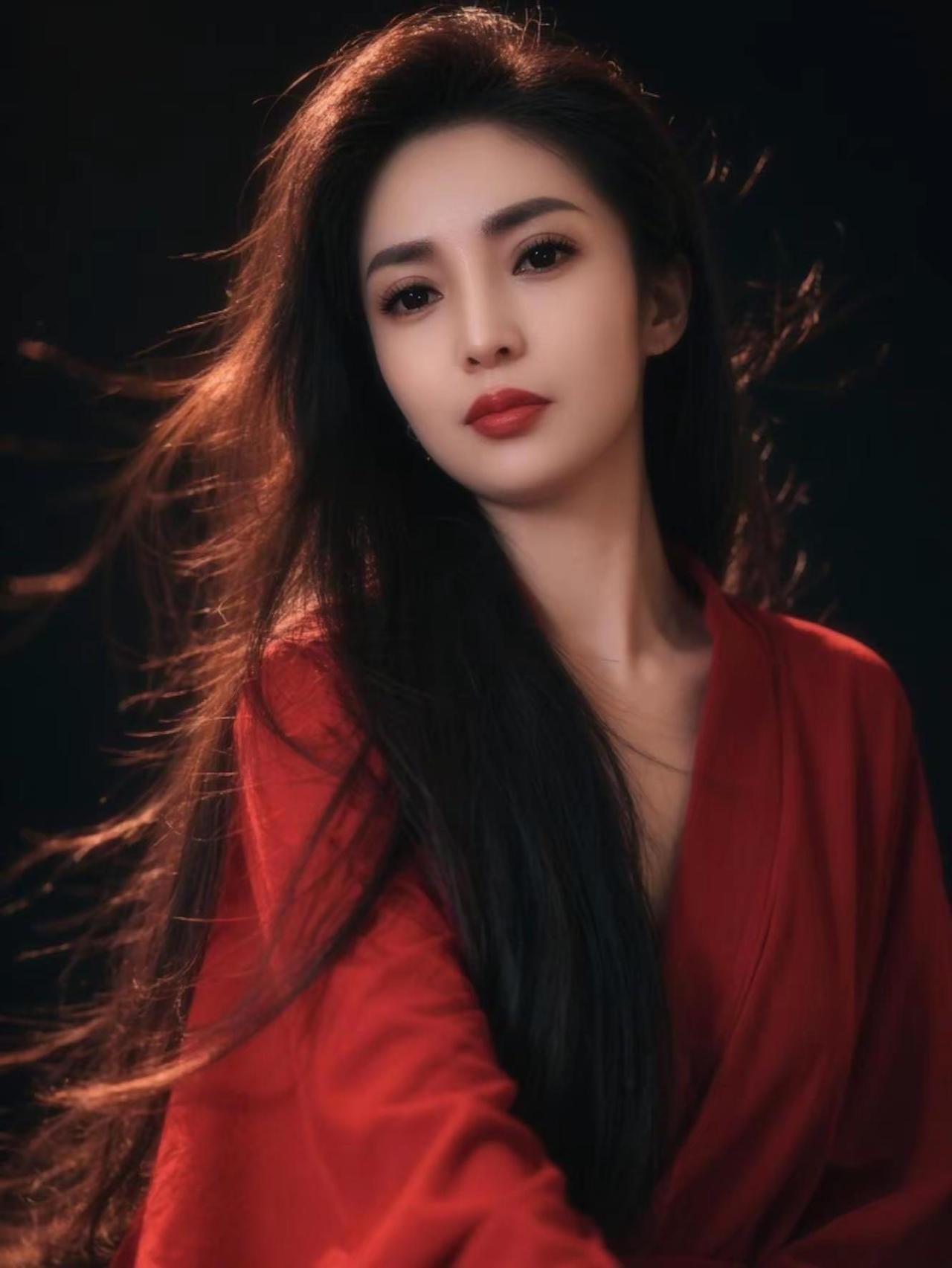 孤独大概就是一个人明明心酸，泪在眼中转，却因为没人关心，一个人憋回去