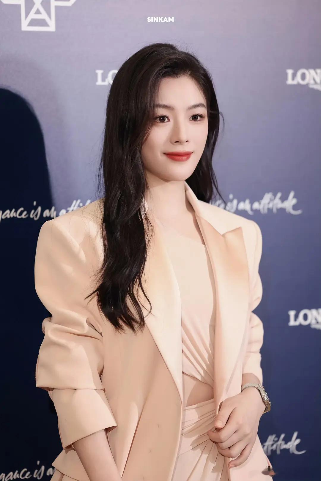 陈丽君出席浪琴活动造型图 