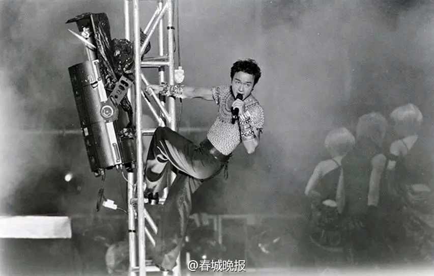 张国荣 “热.情”演唱会巡回到广州，在广州天河体育场开幕。全天下雨。事前陈太严厉