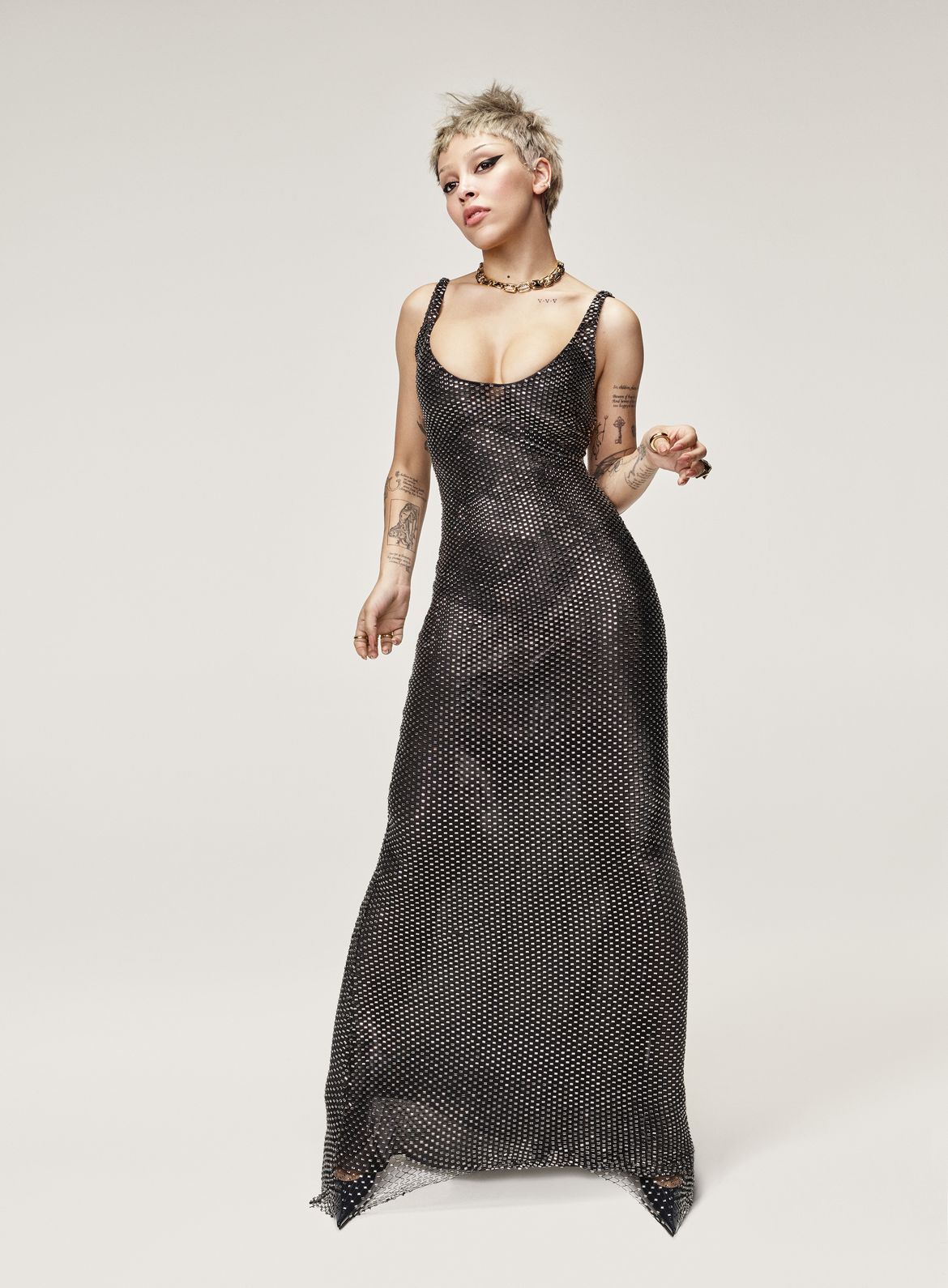 歌手Doja Cat身着YSL登上美版《VOGUE》2026年4月刊封面，豆荚猫