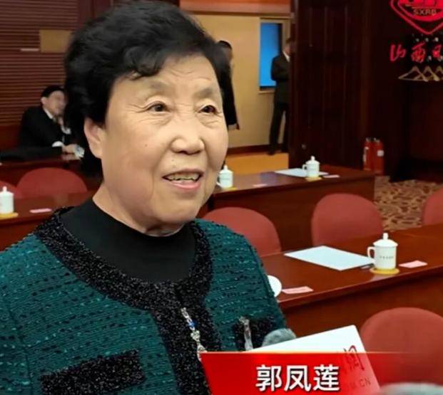 八十岁的农民代表郭凤莲，就因为在两会镜头前替农村老人喊了声养老金太低，被一群连“
