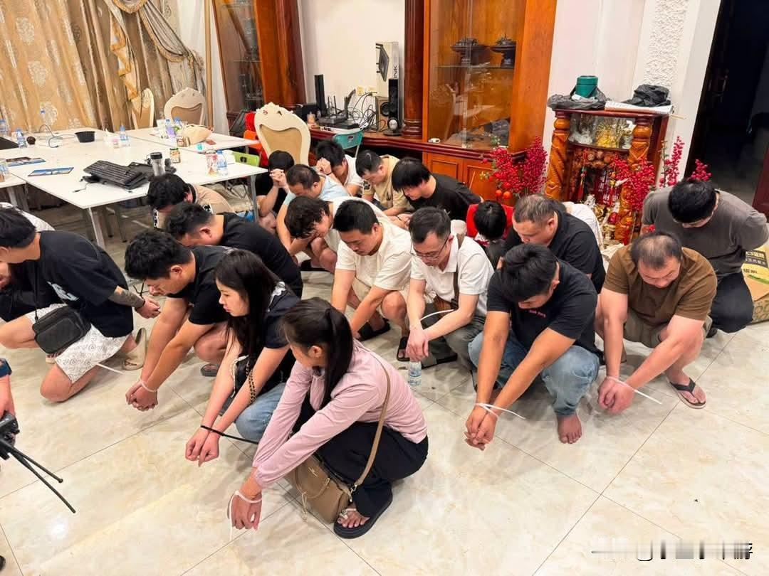 突发！金边捣毁一电诈窝点：抓获25名中国人和缅甸人

今天晚上，柬埔寨金边市统一
