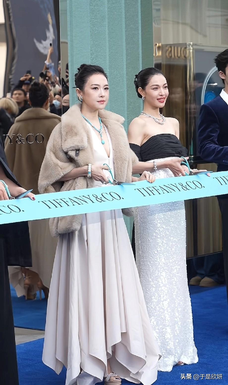 谁懂啊！47岁章子怡和32岁钟楚曦同框剪彩，这画面直接美到失语！💎
章子怡披着