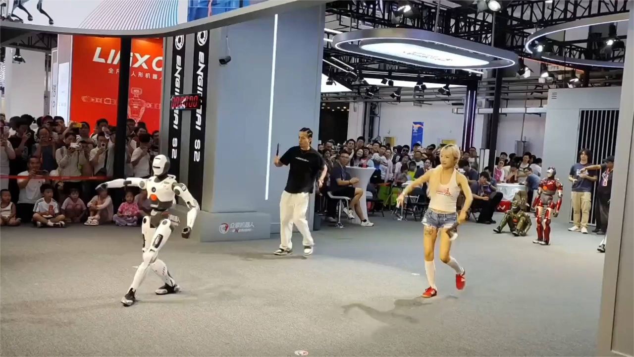 2025世界机器人大会众擎机器人跳斧头帮，未来科技的魅力。