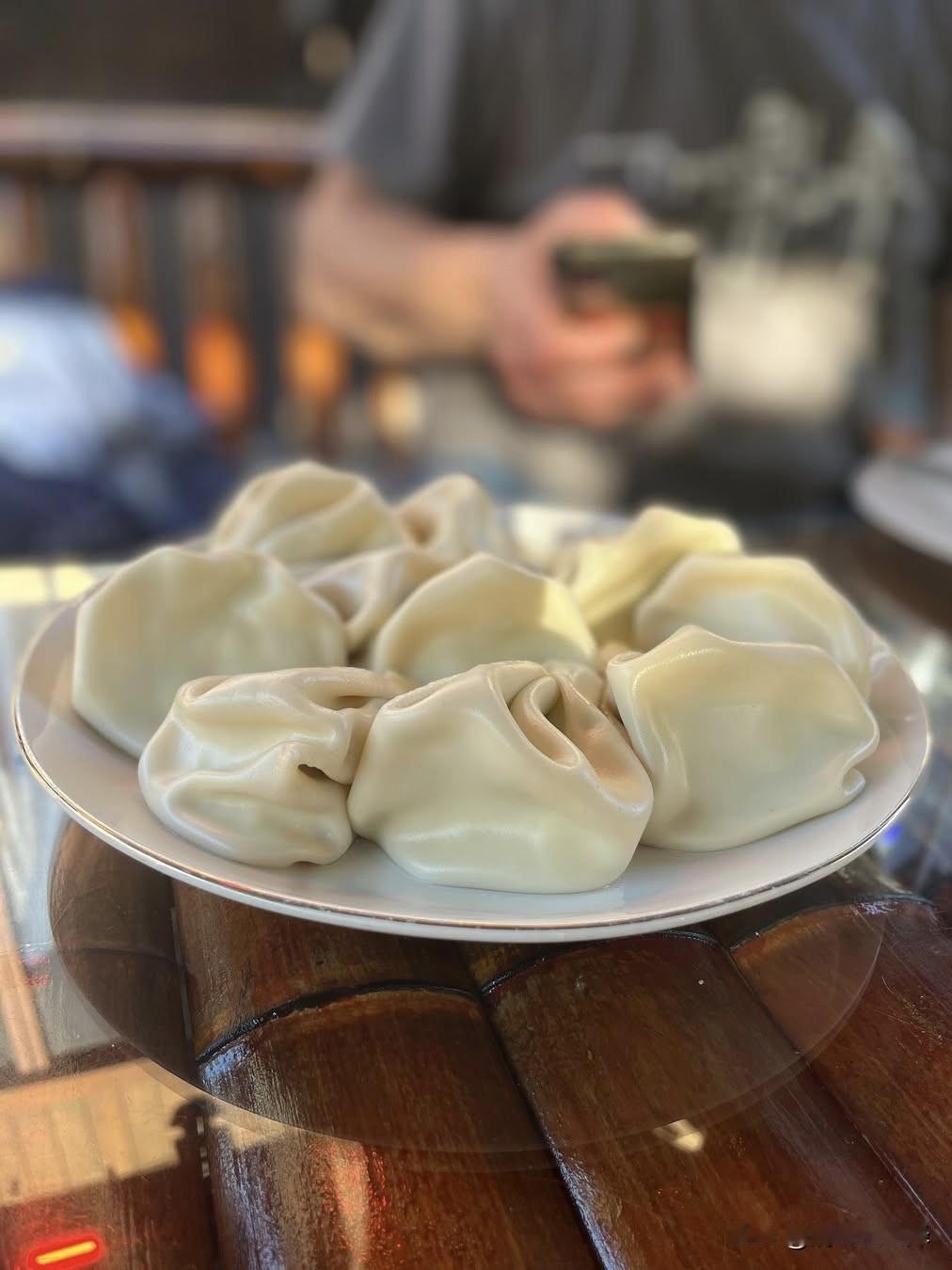 就像煮饺子一样下锅，真的把我看呆了
点了份牛肉馅的khinkali（亨卡利），1