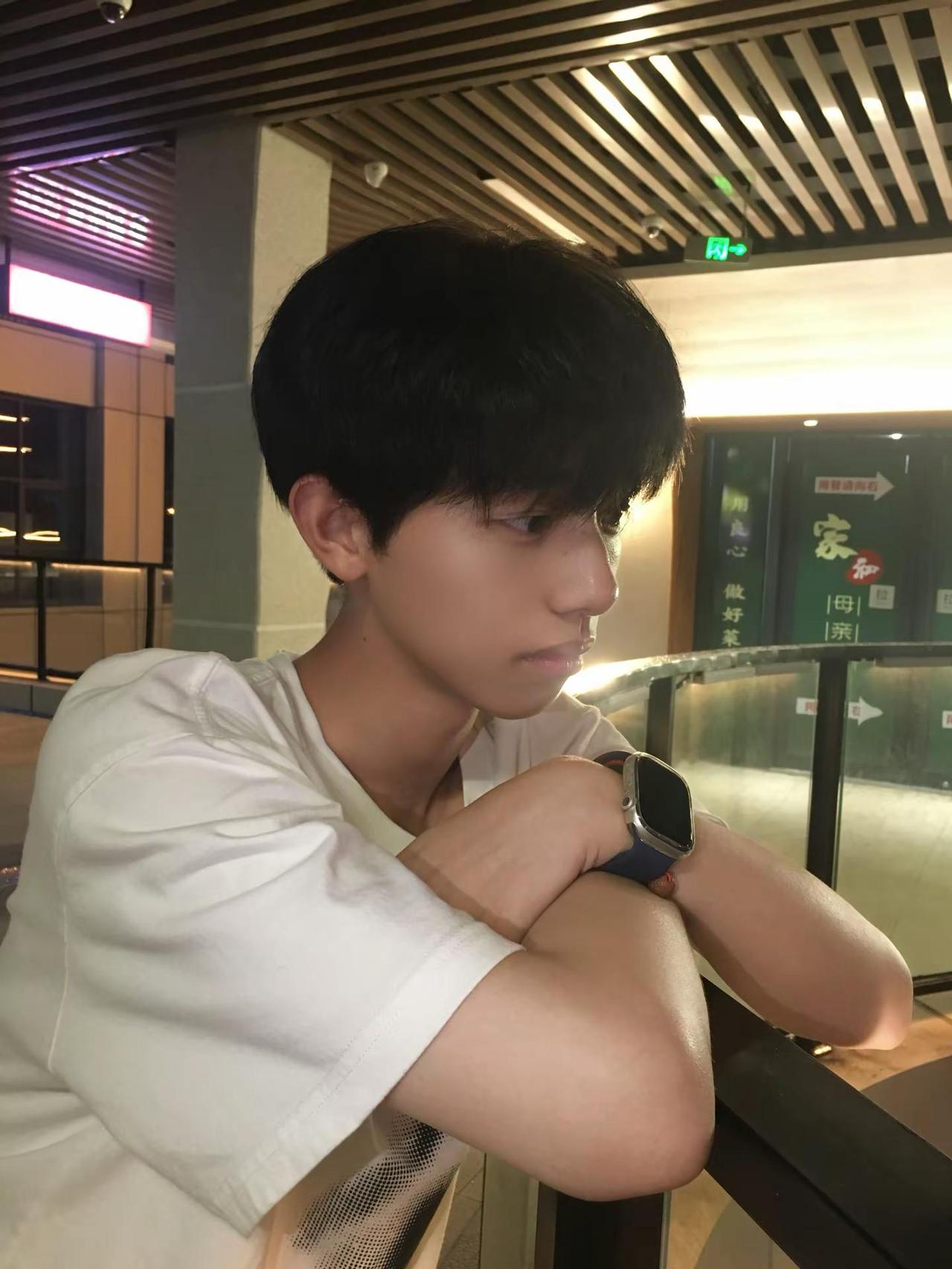 我会拿韩语跟他说 我说 欧巴정신차리