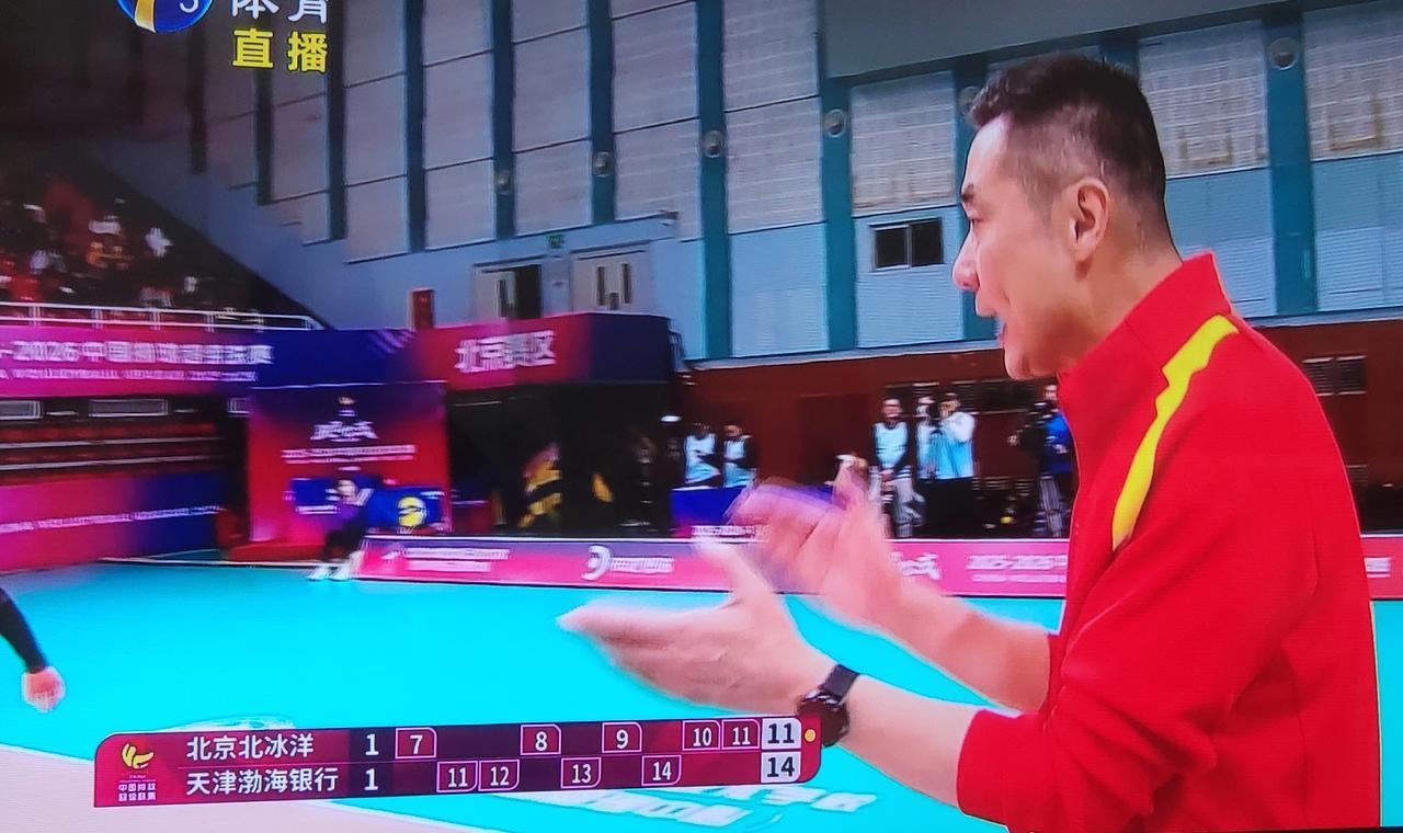 没想到第三局天津女排完全打开花了！天津女排25-18大比分拿下第三局比赛。总比分