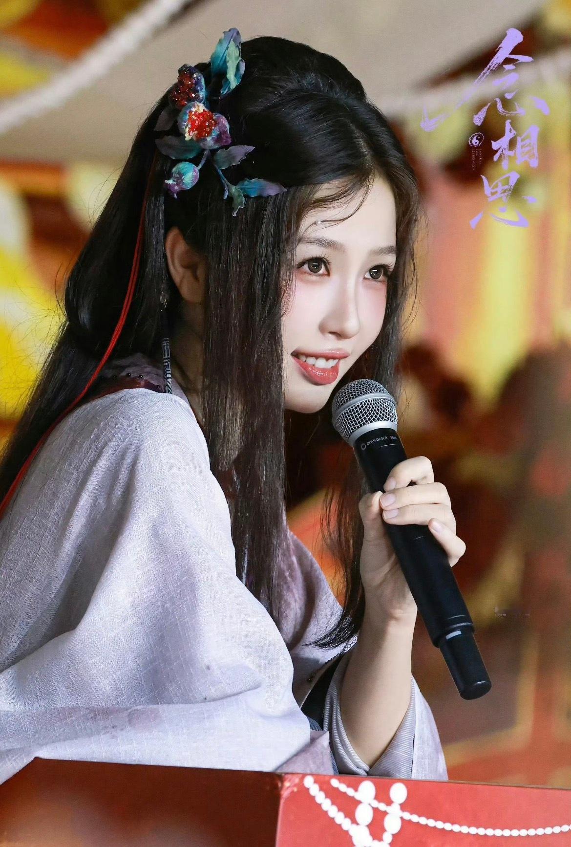 蚌精赛道卷起来了，白鹿演蚌精vs虞书欣演蚌精，网友辣评：一个海盐味，一个蜜桃味。