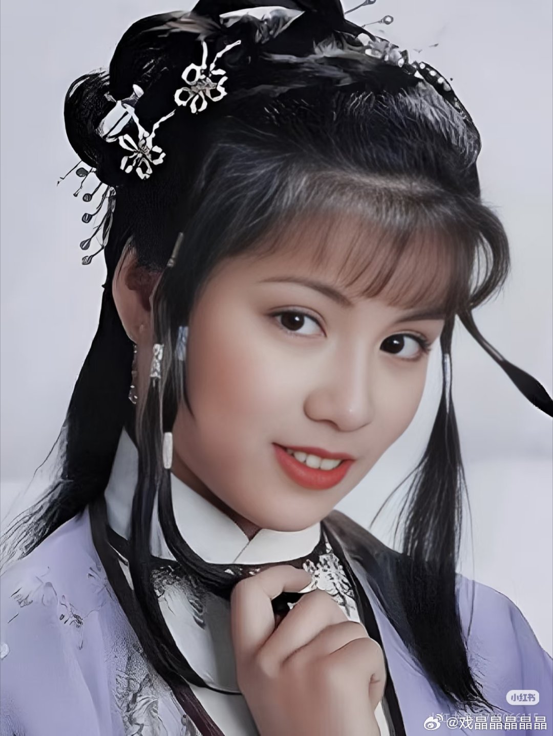 老呃粉怎么好意思捆绑翁美玲的，翁美玲精灵古怪，演技可好了。老の的白发吐血模式化演