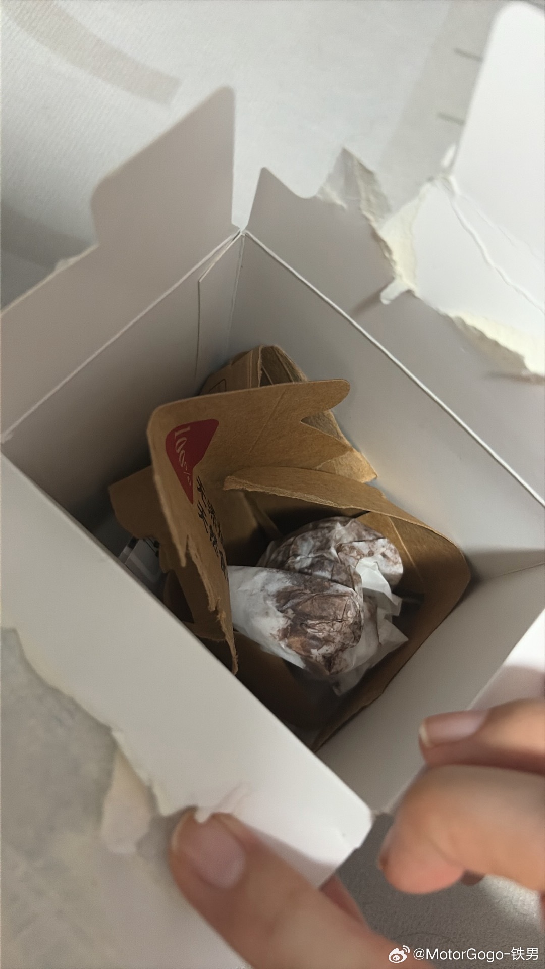 人在无语的时候真的会笑。杂物社69元买了个盲盒，兴高采烈的带回家打开发现是一盒垃