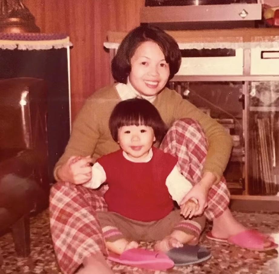 五月天阿信童年及参军时的旧照曝光，原来他小时候家庭条件很好，老早就玩乐高玩具了，