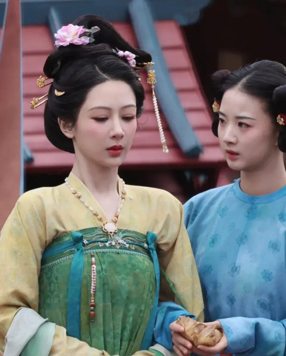 看来这部剧还是很会挑选演员的！

杨紫好看就不说了，就连身边这个不知名的小丫鬟也