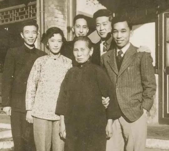 1903年，30岁事业有成的梁启超和17岁的黄花大闺女王桂荃同房，大汗淋漓过后，