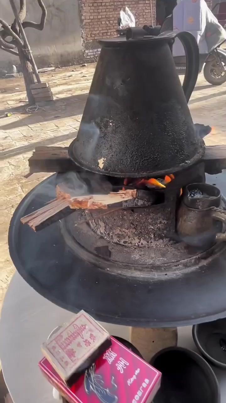 炭火旺起来，罐罐在火上转着圈圈，茶叶滋滋作响，抿一口，满是烟火气里的醇香。西北人