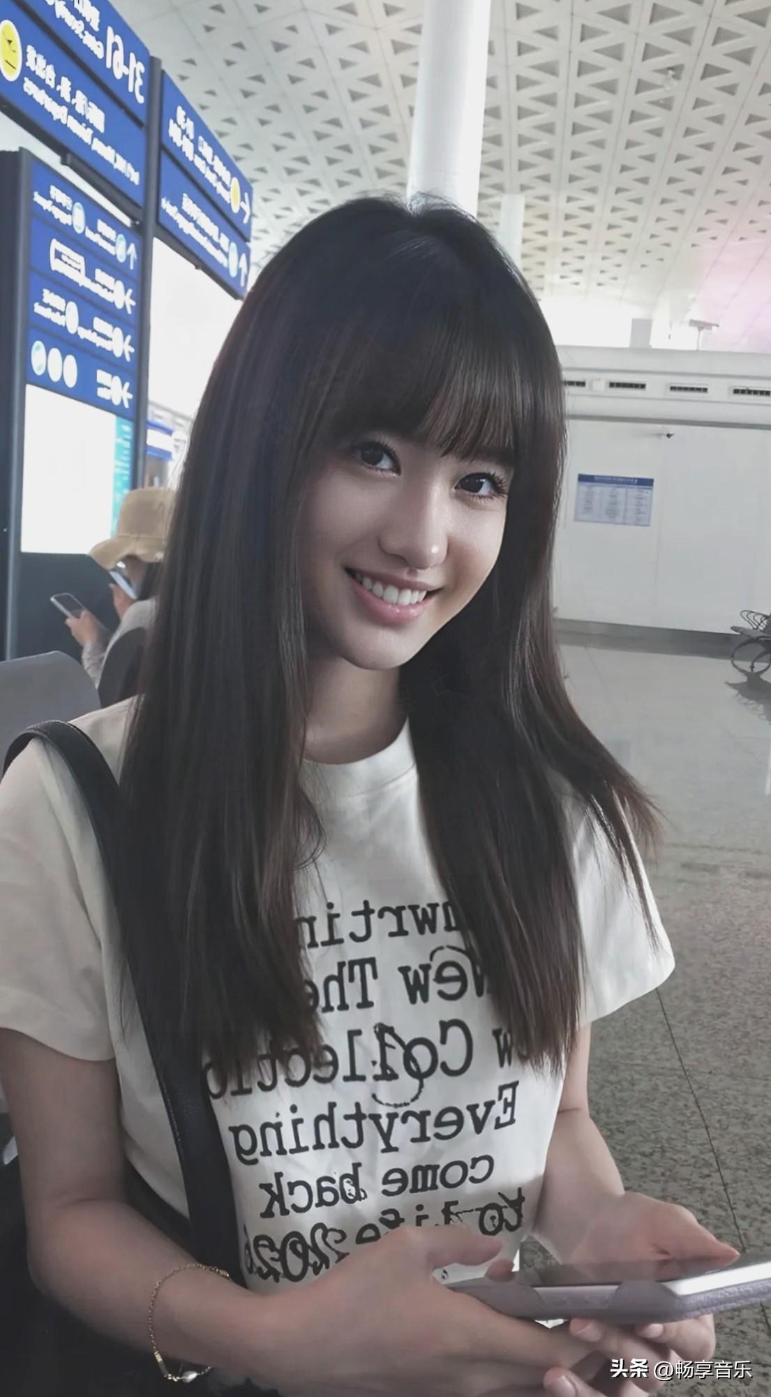 长发甜妹机场打卡，赶路也不忘展露一下笑容✨～分享心动美照 美女机场 分享一张你最