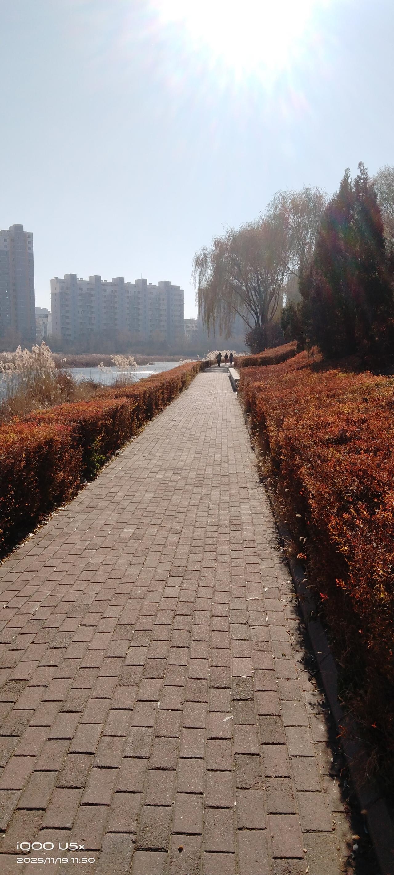 出个门都能给你气死！
今天我让我家老头开车拉我去集市买点东西，我麻利的穿好衣裤，