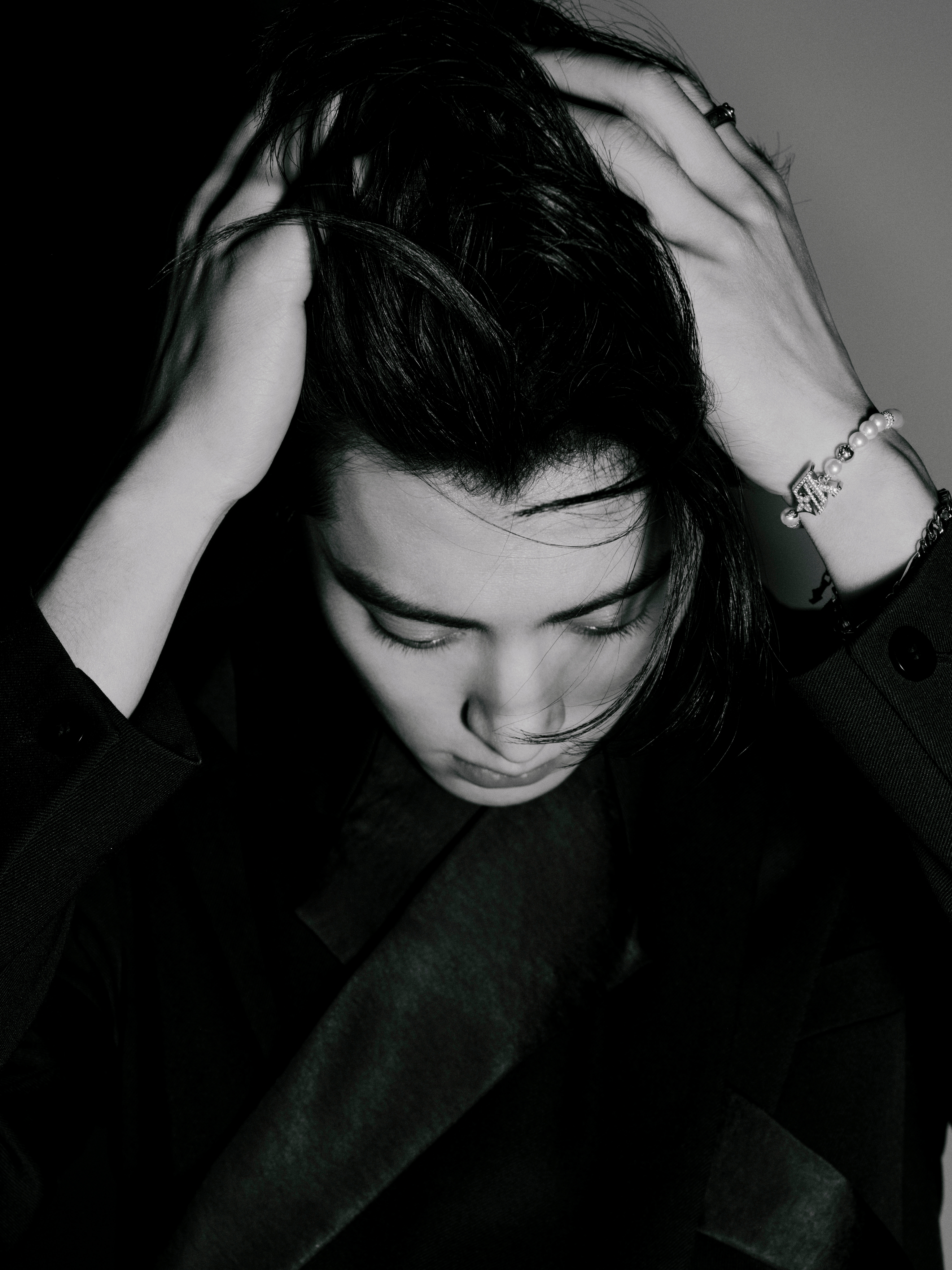 王鹤棣今日出席2025微博视界大会造型图集，身着Sean Suen 2026春夏