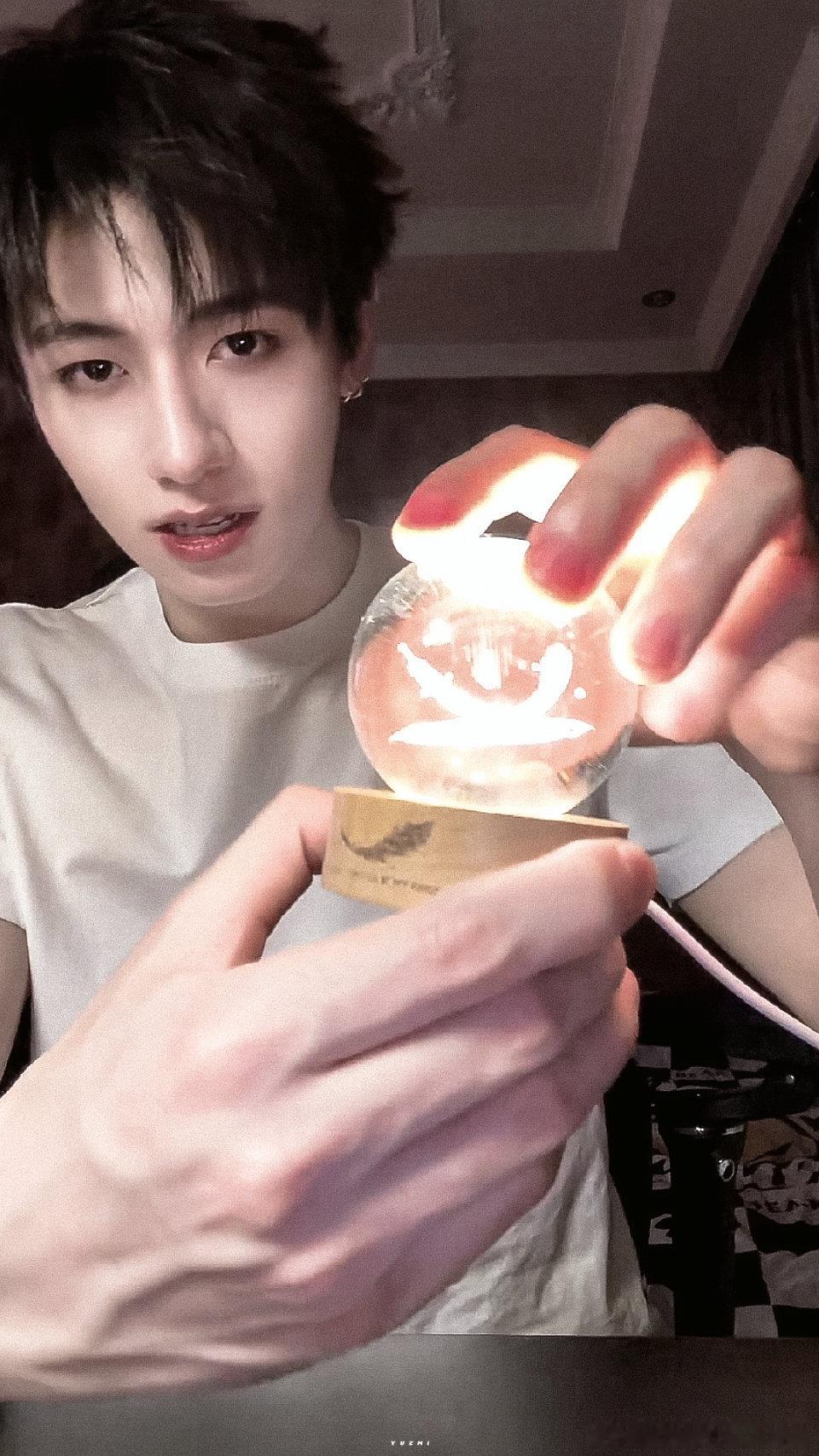 朱志鑫课间休息收到一个快递朱志鑫课间休息收到一个快递 