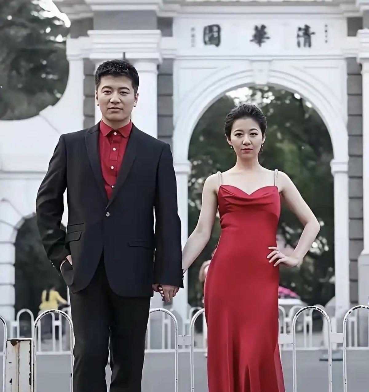 一张老照片重新被人翻出来，讨论焦点却不只是张雪峰和妻子的婚礼照，还有一个流传多年