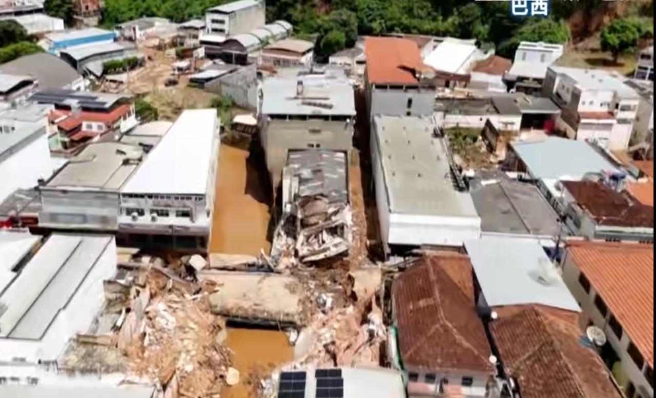 南美洲多国遭遇持续暴雨，巴西、哥伦比亚等地洪水与泥石流灾害肆虐。房屋被冲毁坍塌，