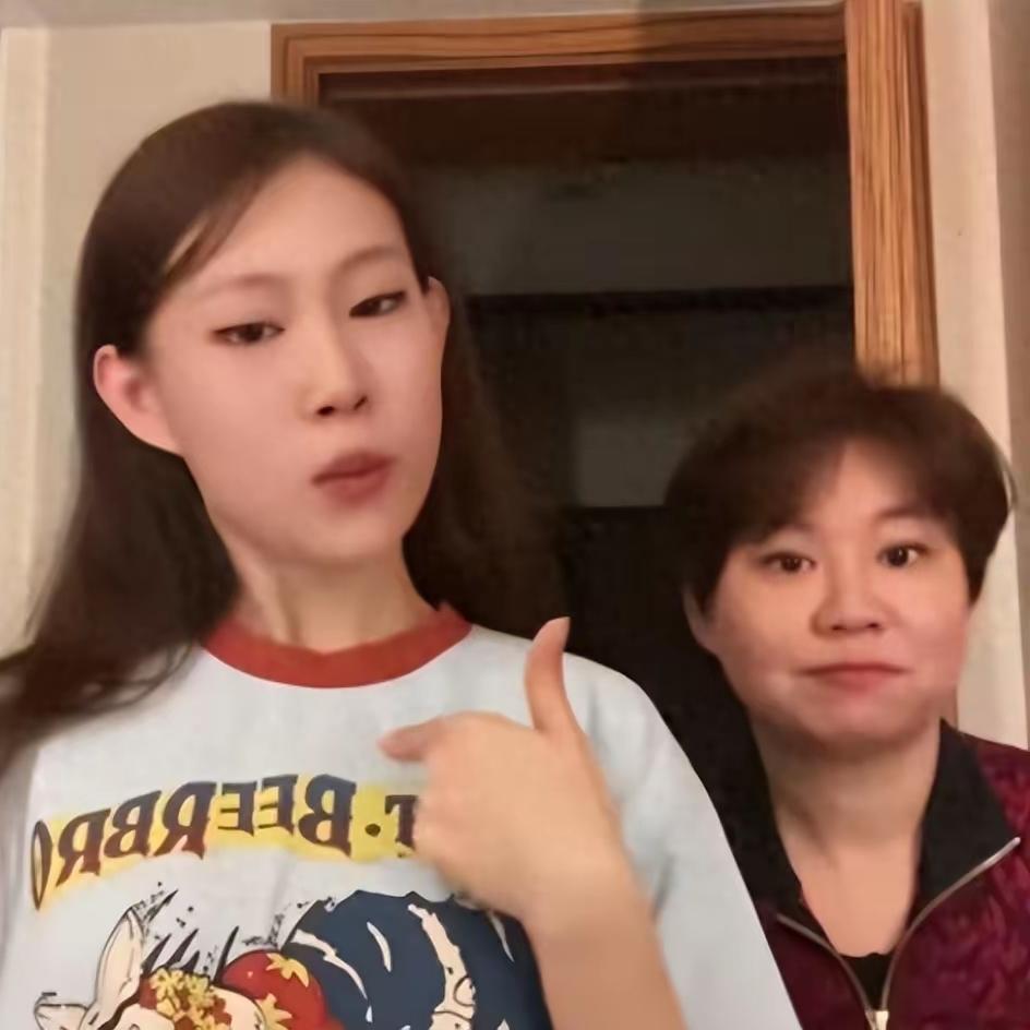 小沈阳没想到，
毛不易更没想到，
跨年唱《不染》紧张翻车的沈佳润，竟靠和成龙合唱