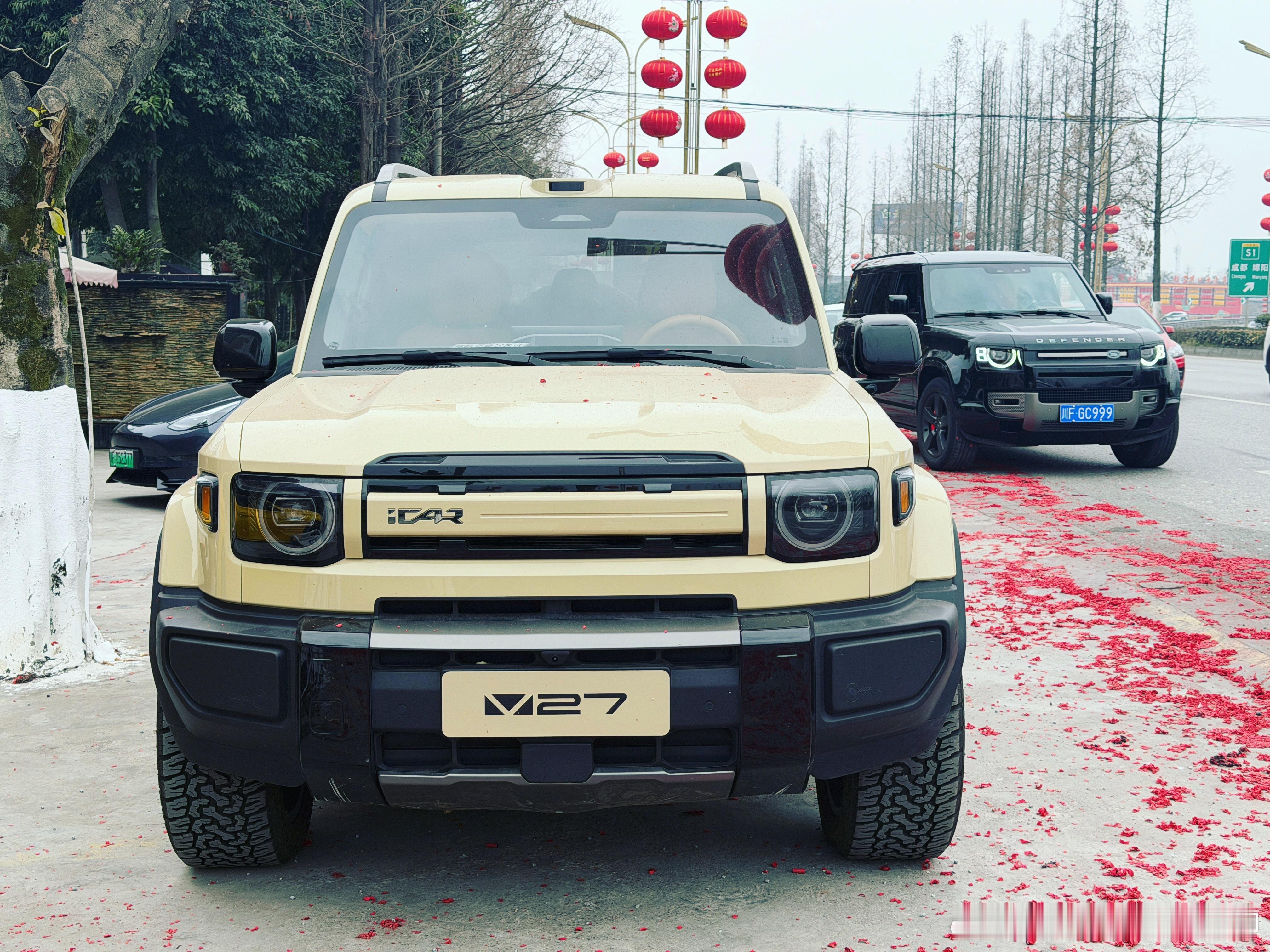 iCAR v27偶遇路虎卫士，复古硬派设计文脉相通文脉相通啊！都挺好看的！ica