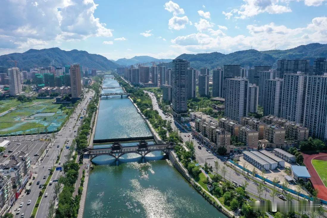 特大镇改县，预计未来会得到进一步推进。我国目前镇域发展极度不均衡，经济强镇诸如珠