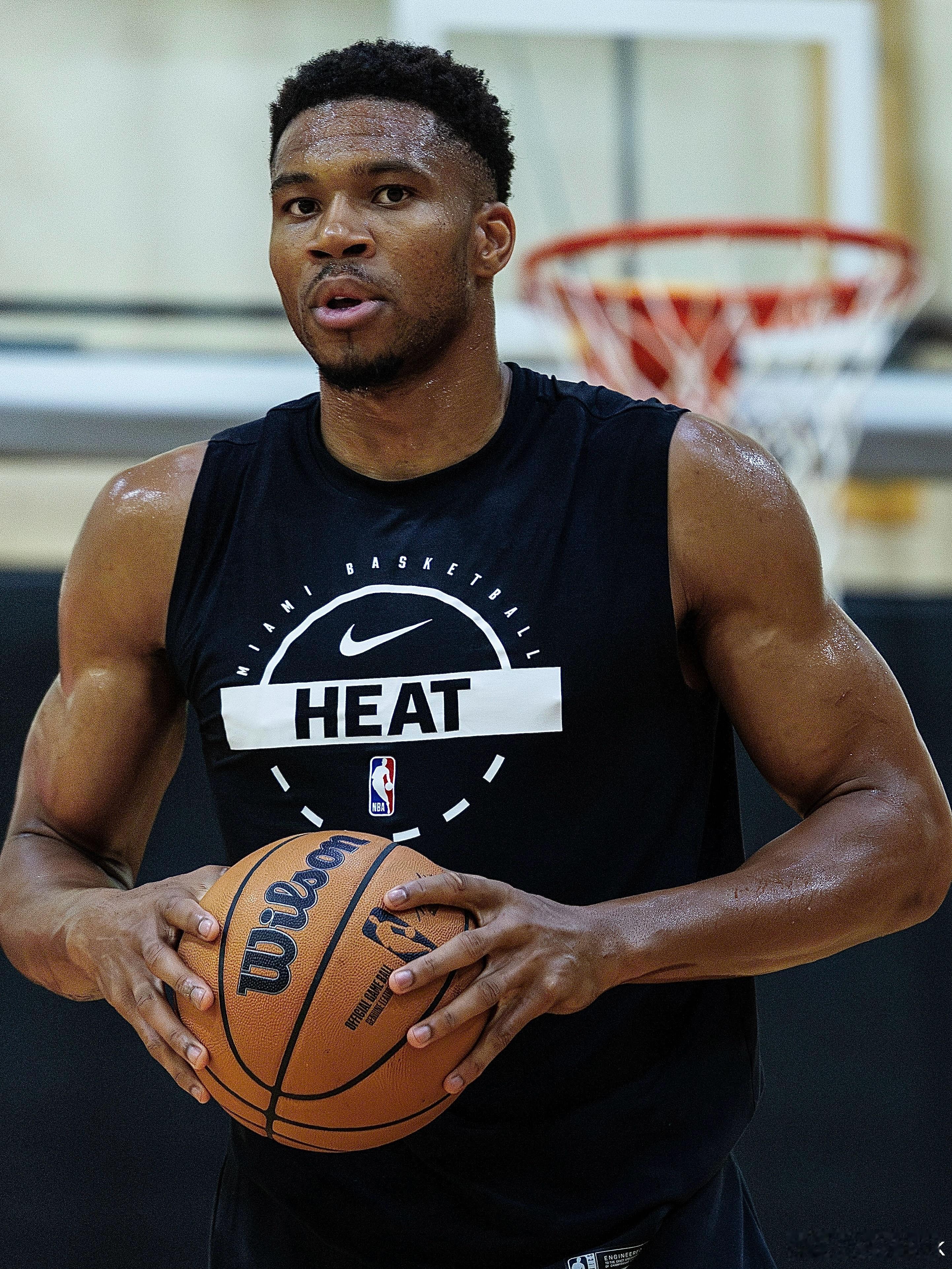 字母哥晒训练照保持专注，肌肉线条明显nba字母哥