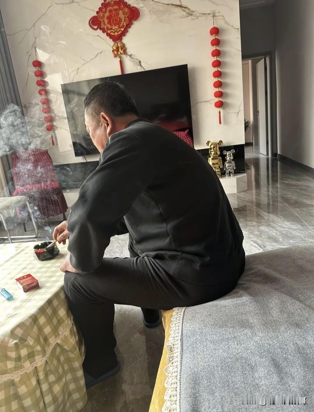 像被动型啃老，孩子主观想独立，只是遇到暂时困境。刚毕业收入低，房租通勤压力大；或