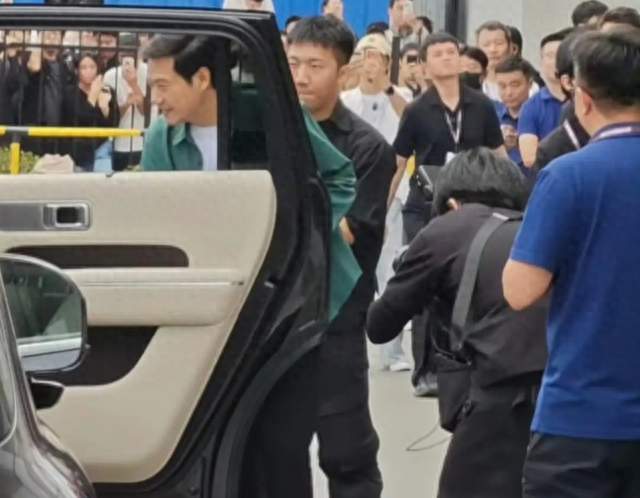 太接地气！雷军亲自为车主开车门，现场人山人海