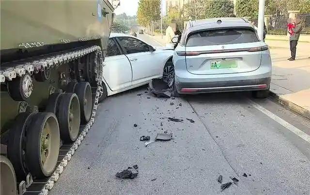 装甲车与轿车相撞，轿车司机需负全部责任，装甲车几乎毫发无损，引发广泛关注。
装甲