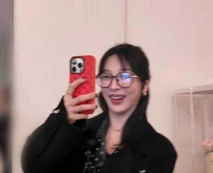 杨紫被传整容，粉丝炸锅了。
这事儿真真假假，网友吵翻天。
人家自己说，演戏是正经