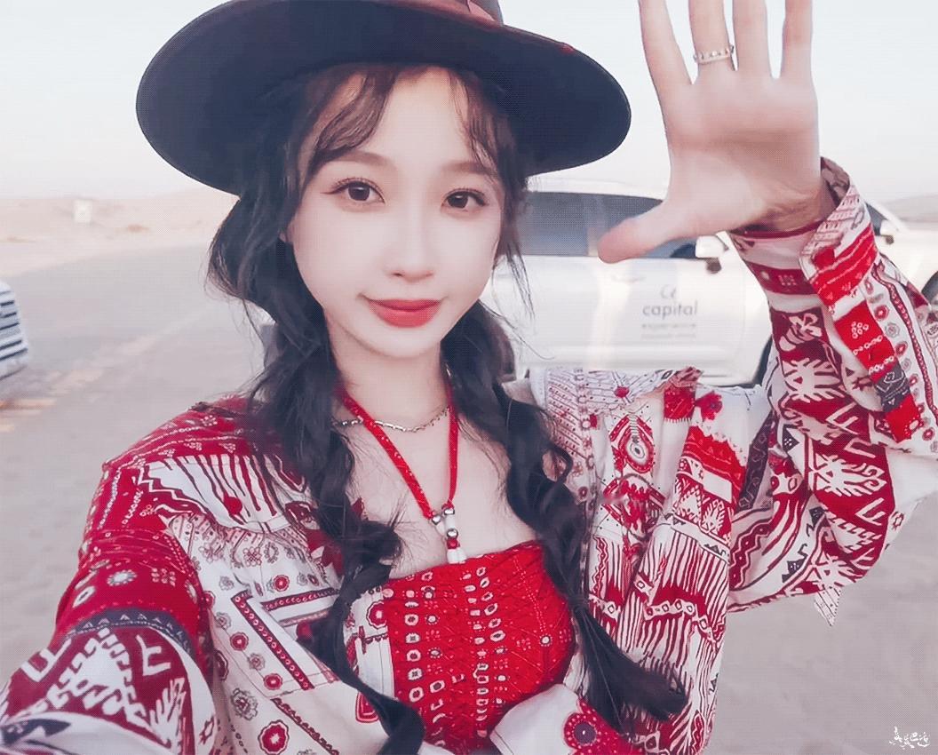 对，没错，是一个人～特别美的阿布扎比限定皮和特别新的猪咪表情包～ 