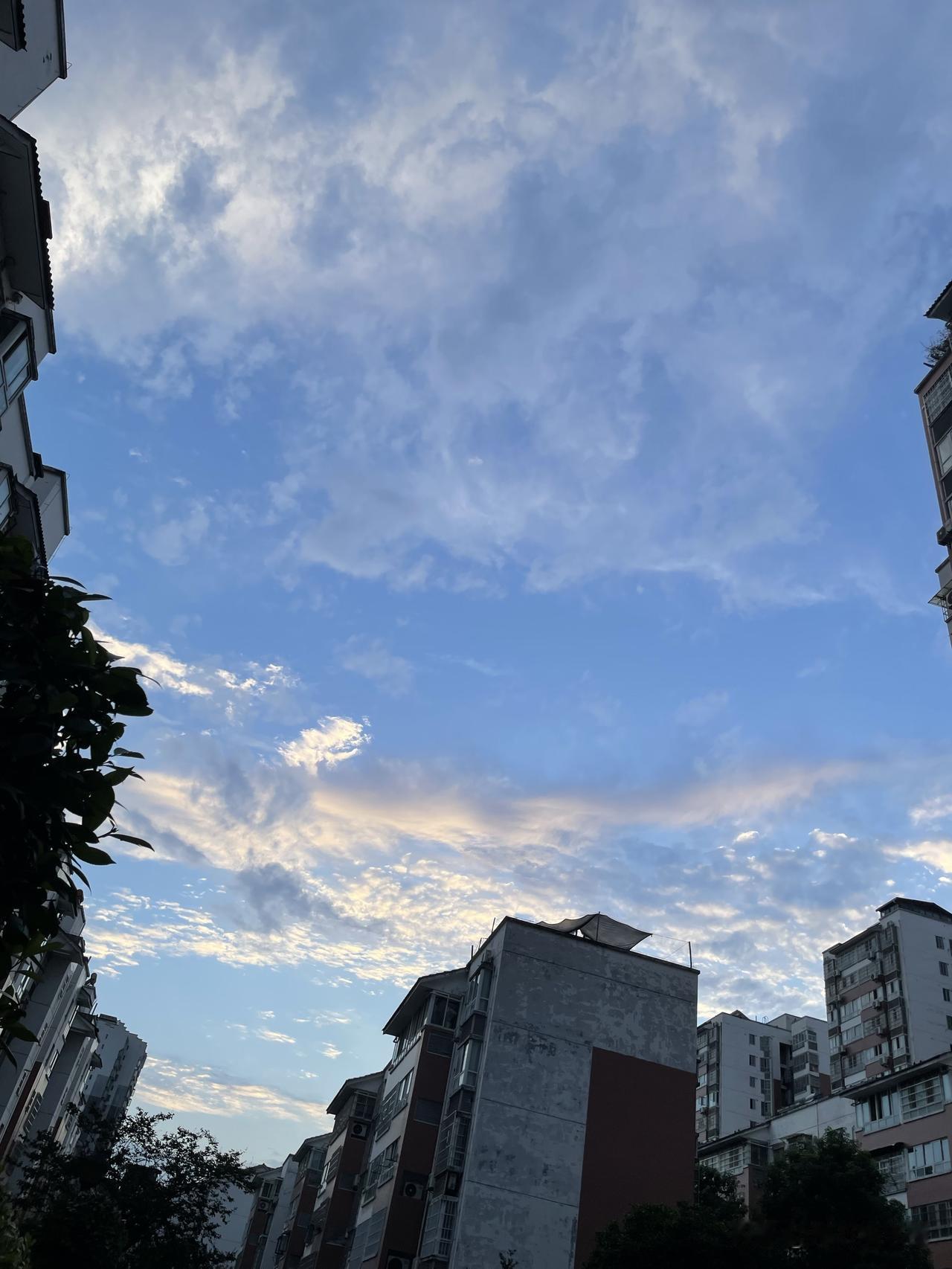 盛夏晚霞，欣赏一下！是不是最美不知道，反正挺醉人的呢。