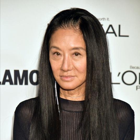 一次，记者问婚纱女王王薇薇:“您身家40亿，63岁找个27岁的男友，不怕他只图你