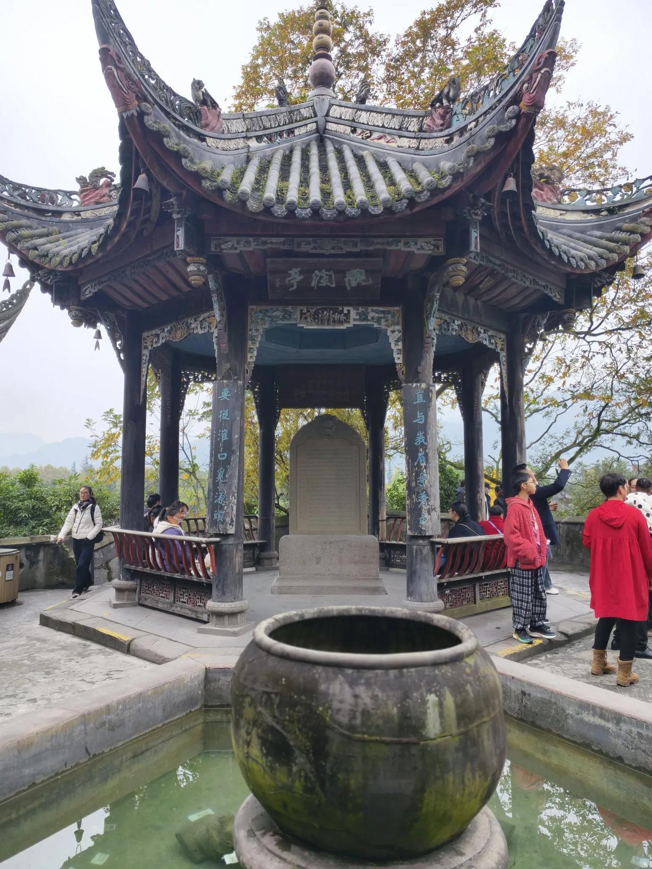 游观澜亭
        ——南木子
宝瓶口上观澜亭，
可略都江堰全景。
滚滚波