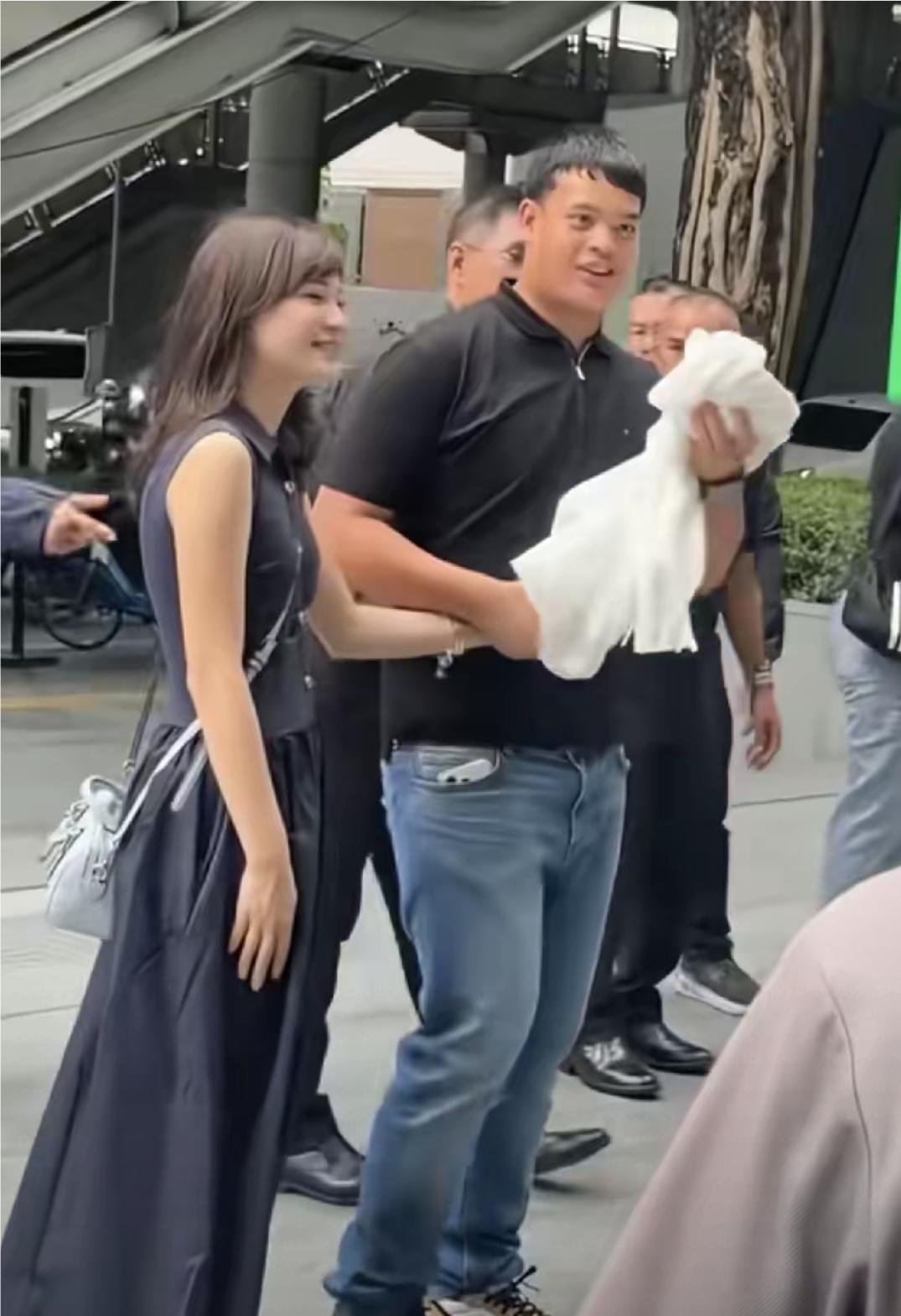 提帮功21岁了，他身材高大健硕，长相帅气，也是正谈恋爱的时候了。
他逛街，带着女