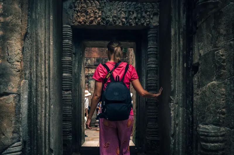 记者骚扰柬埔寨劫狱女子被撤销记者证 2025年11月18日，柬埔寨斯昆省法院的武