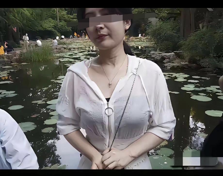 35岁女子在公园河边背着征婚条件找对象，条件高的网友看了也忍不住纷纷热议。
这位