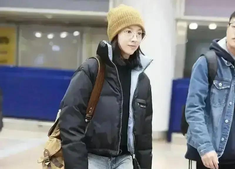 1.3万人抢的羽绒服没logo
 
一件纯色羽绒外套，在直播间3秒卖空。没商标，