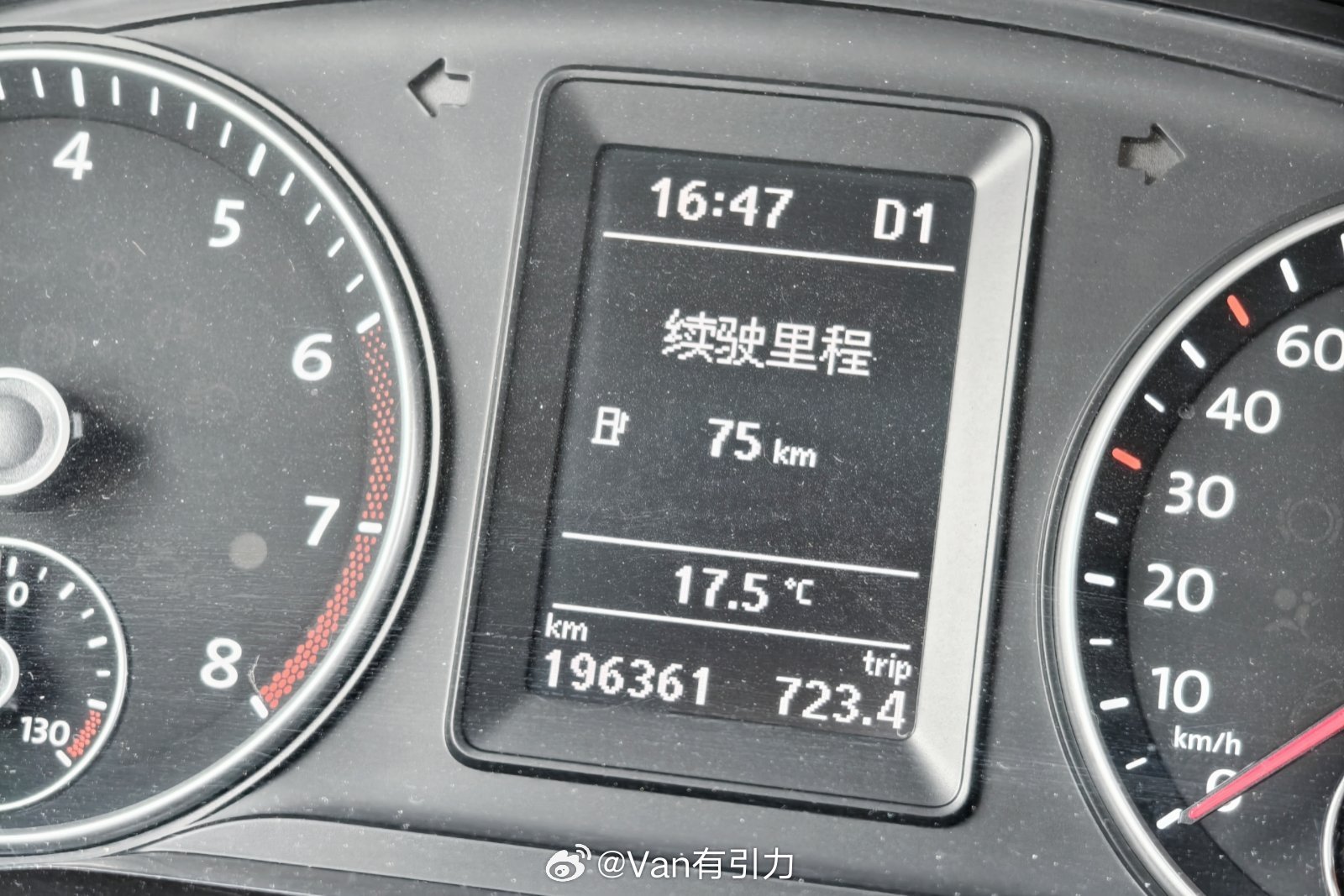 回来一路车挺多，又被迫走在100-110km/h 经济时速。一箱油能干800公里