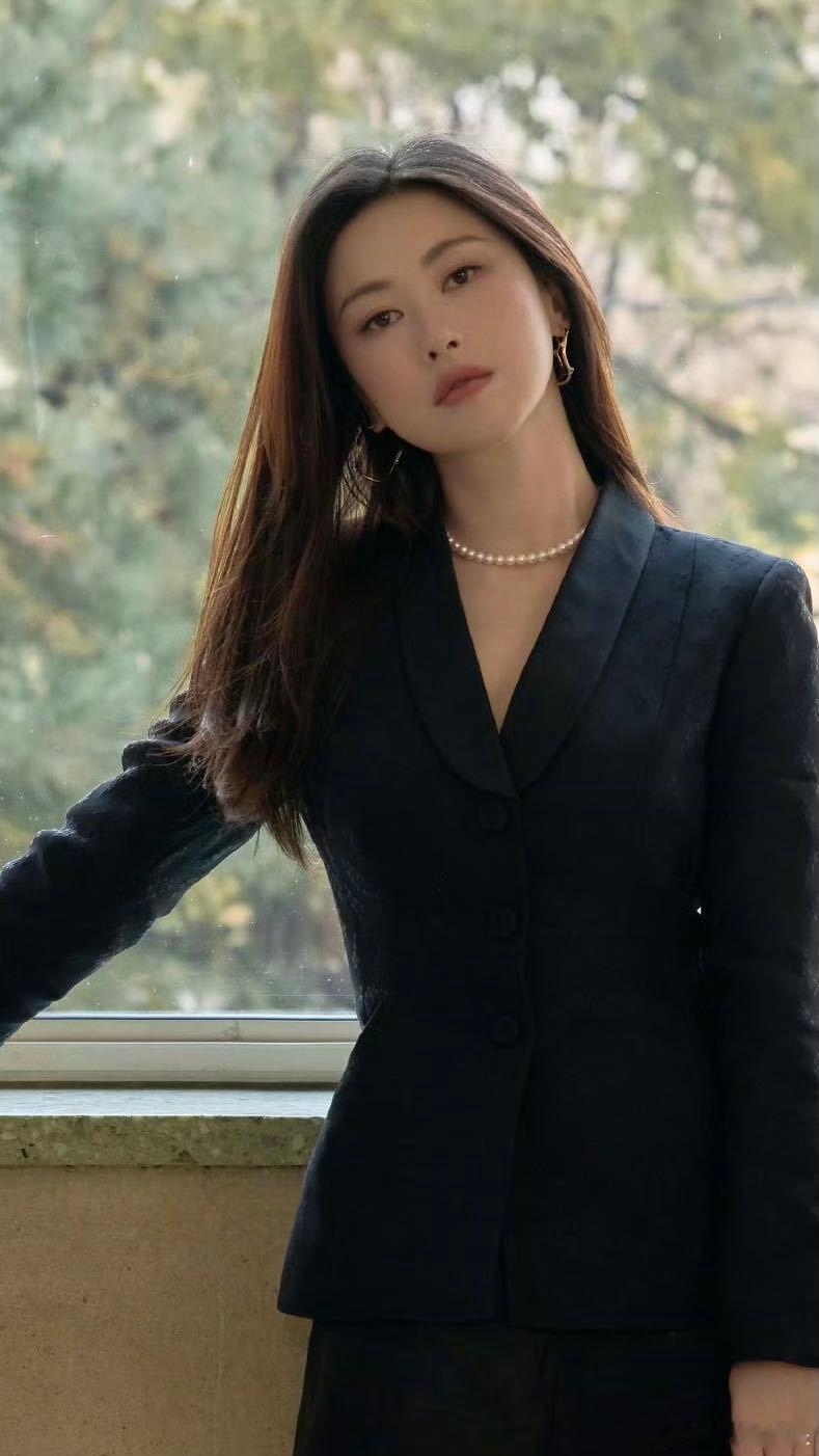 朱珠10秒切换10个表情 10秒10个表情，连呼吸节奏都跟着情绪变，每个眼神都像