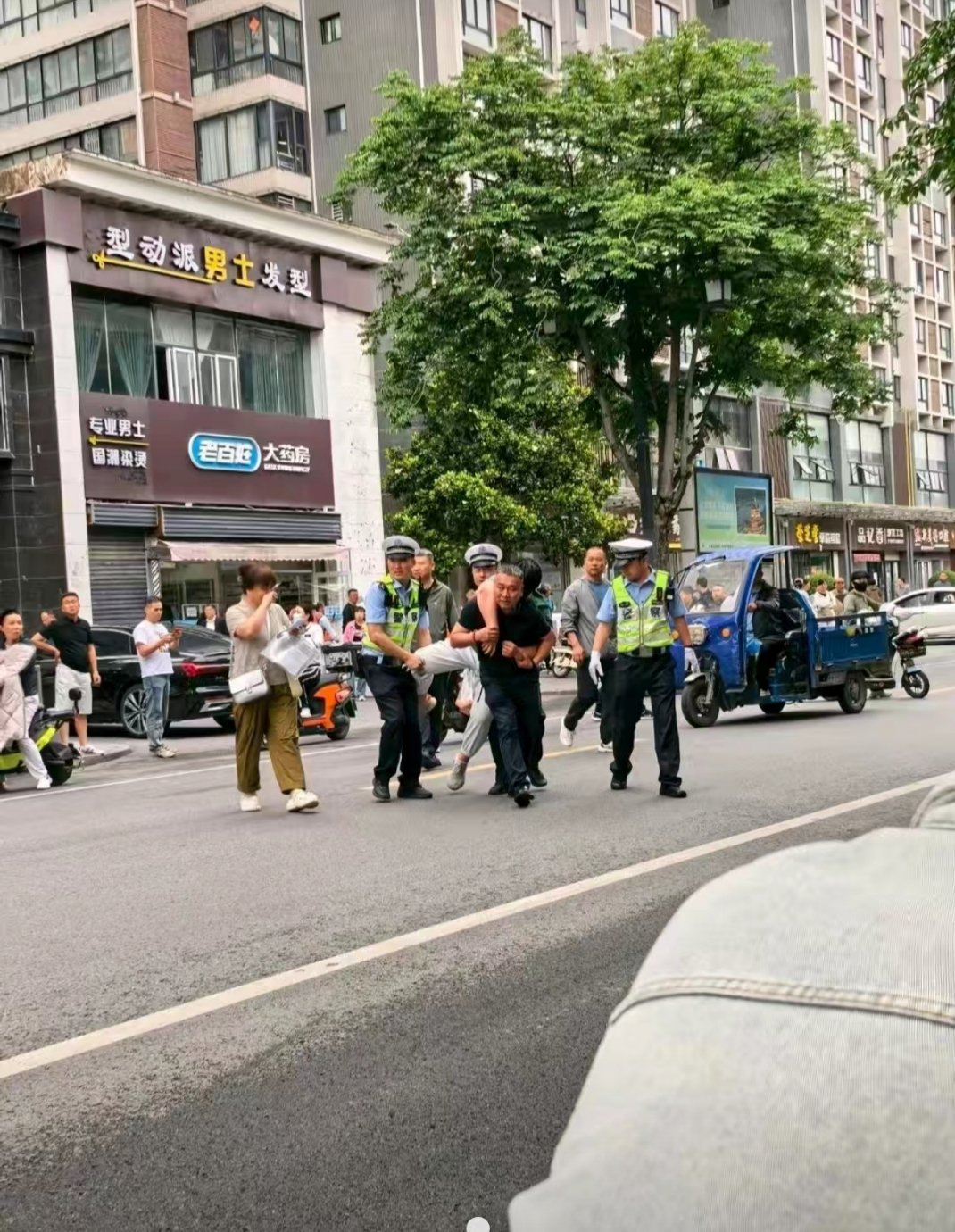 高考英语距离进场还有10分钟，一个考生怯考，父背母推，警察帮忙，送进考场。高考