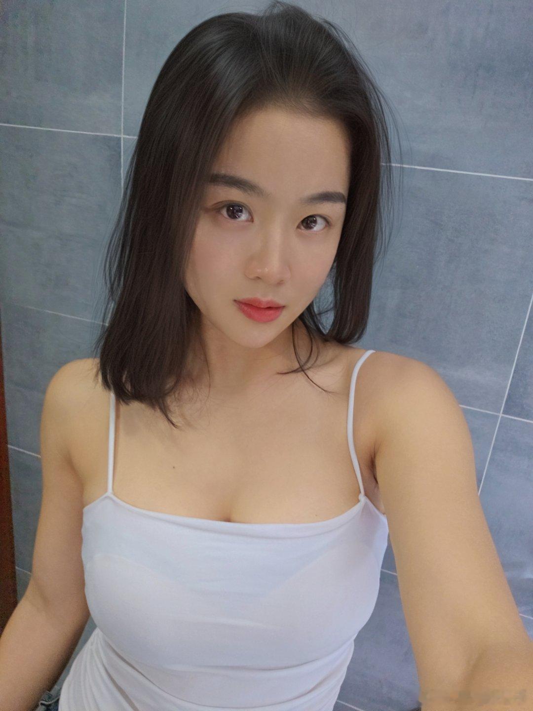 中秋节 我在努力拍月亮中……圆圆滚滚的好亮，你家的月亮圆吗？拍来看看 ​​​