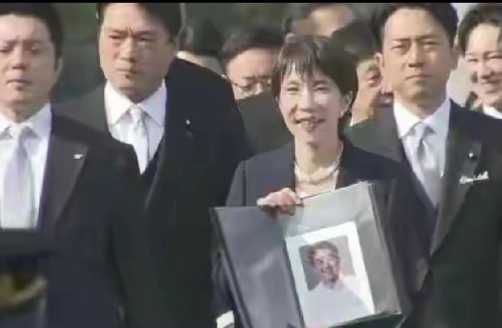 求锤得锤，日本首相高市早苗也是疯狂了，1月5日，高市早苗带着前被暗杀的日本首相安