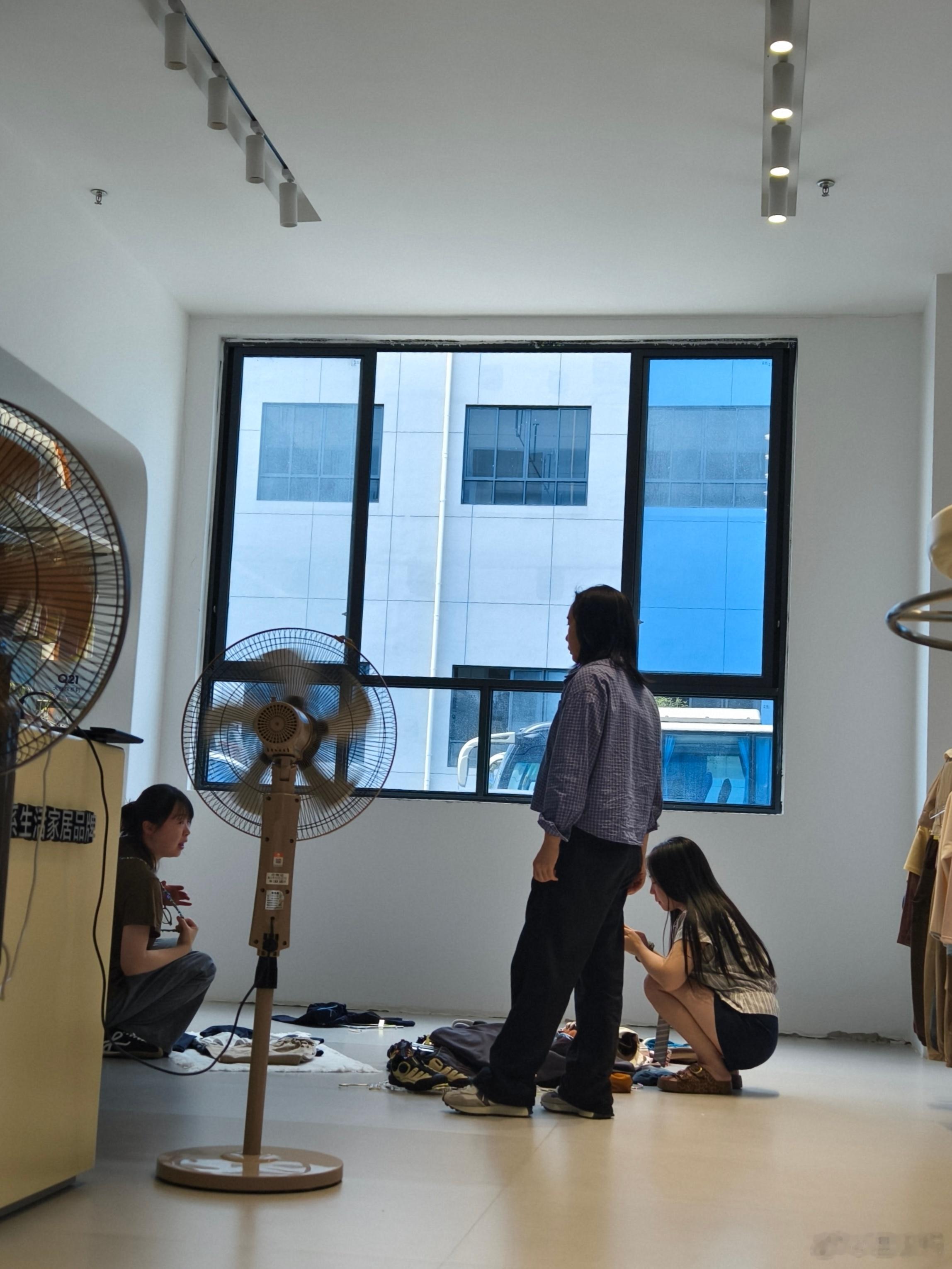 正在展厅拍搭配图我真的是纯纯北方人，太能蹲了我能蹲一个小时不腿麻 