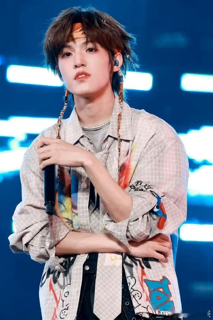 张泽禹扎了小辫子 沉浸式被张泽禹的小辫子舞台戳中，干净清爽的少年扎着灵动的彩绳辫