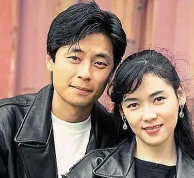 1990年，王杰为了试探女友是否真的爱他，两人吃了一顿50000元的饭后，他对女