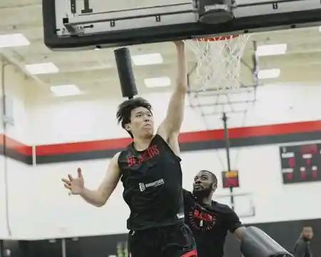 其实克林根的技术特点，本身就更适合替补

一个合格的首发中锋，还是需要进攻的，作