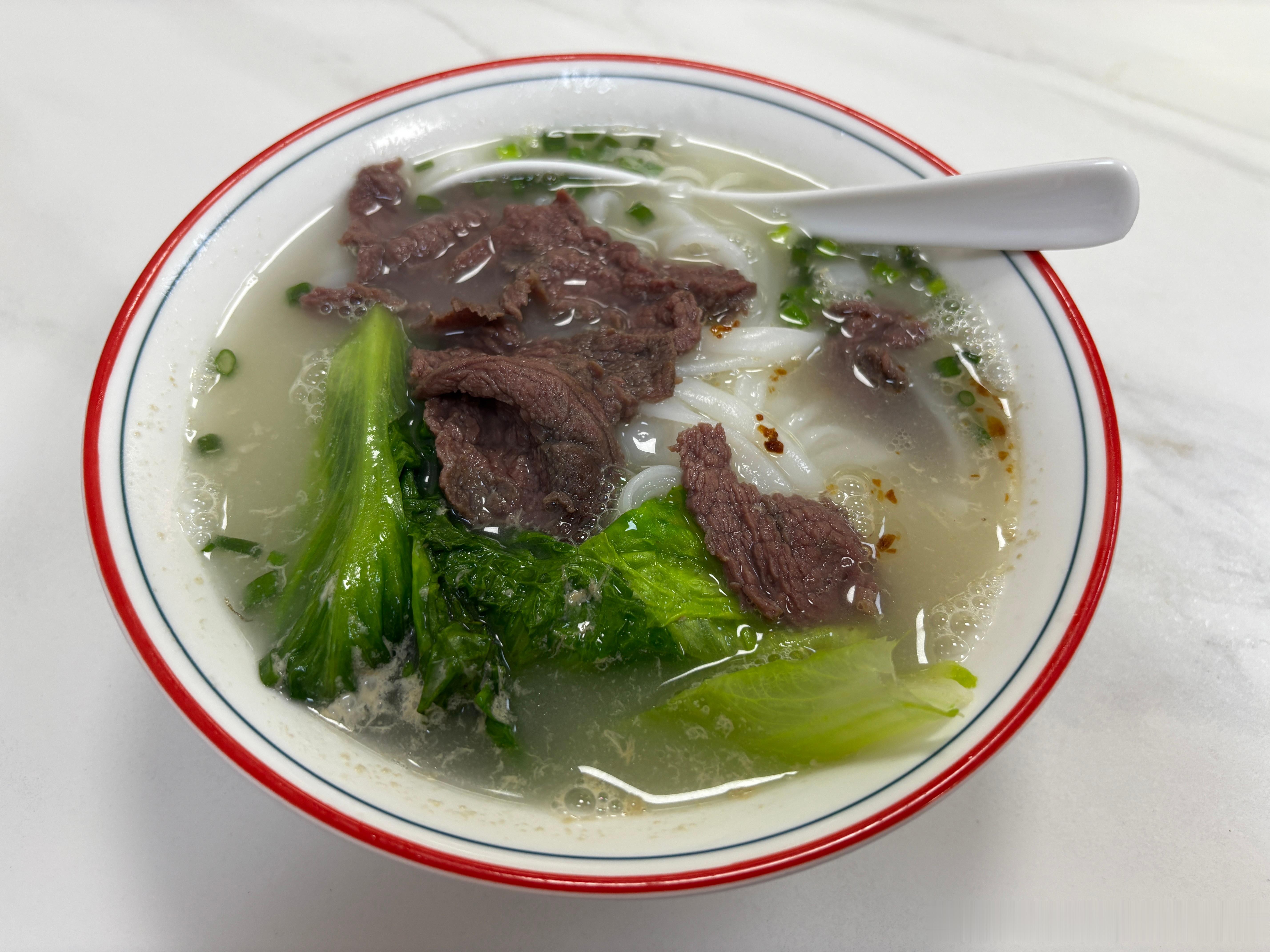 在店里吃碗河粉被蚊子叮了两个疙瘩，可以找店家索赔吗？在线等，快吃完了！ 